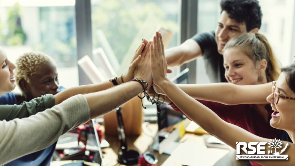 Mantiene un clima laboral positivo, disminuyendo la rotación de personal y el costo de contratación y formación interna.